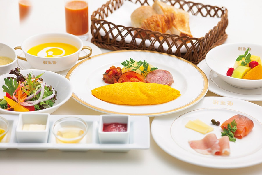 朝食は洋食・和食とも 3,024円。洋食は卵料理が選べ、雲仙ハムも添えられる。プラス324円(各税サ込)でフレンチトーストも。