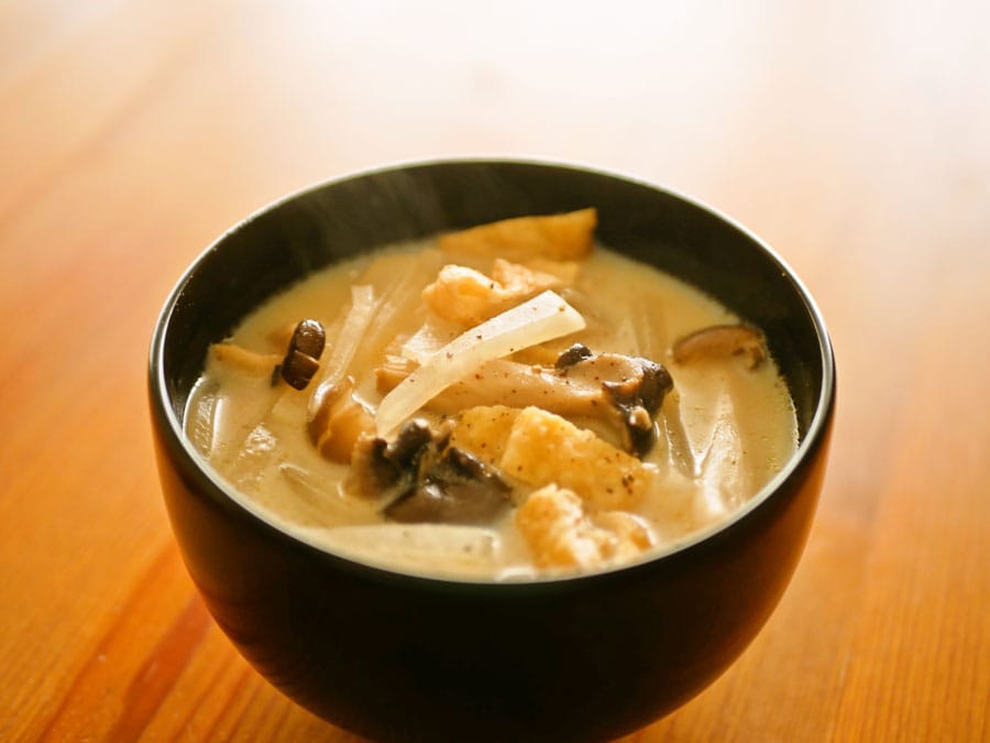 大根とキノコ、油揚げの豆乳スープ。