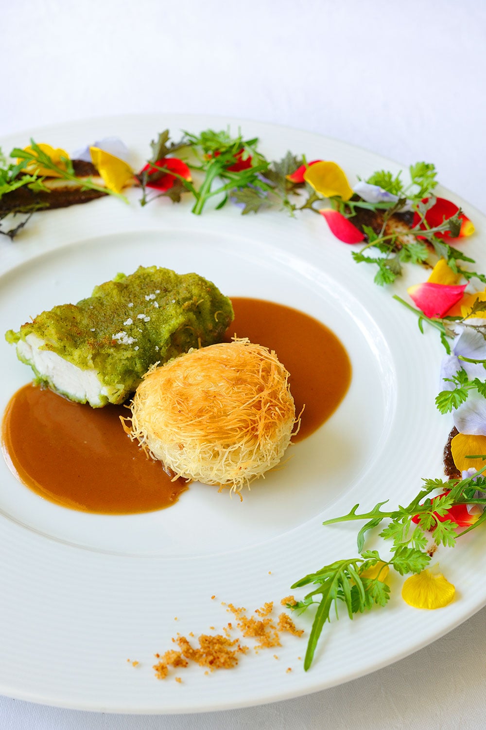 フグの香草パン粉焼き。カダイフをまぶして揚げたフグの白子はサクサクとろ～り。南蛮海老のビスクソースだけでも美味しいが、途中でフグの子の塩漬けパウダーを絡めれば至福の味変を享受。