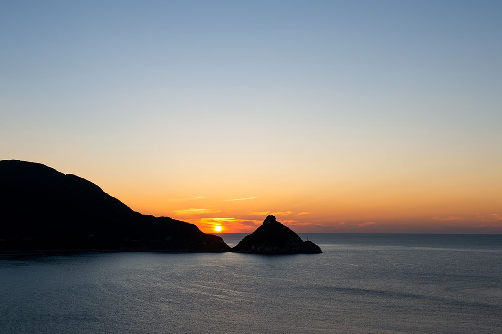 円錐岩のシルエットが印象的な矢堅目の夕日。