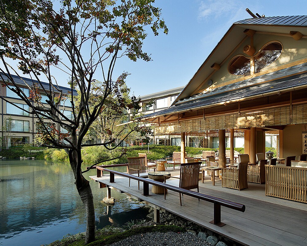 日本庭園「積翠園」内のラウンジ「楓樹」のテラスは全12席。池庭に住む動物や桜や百日紅、菖蒲など自然を間近に感じられる。