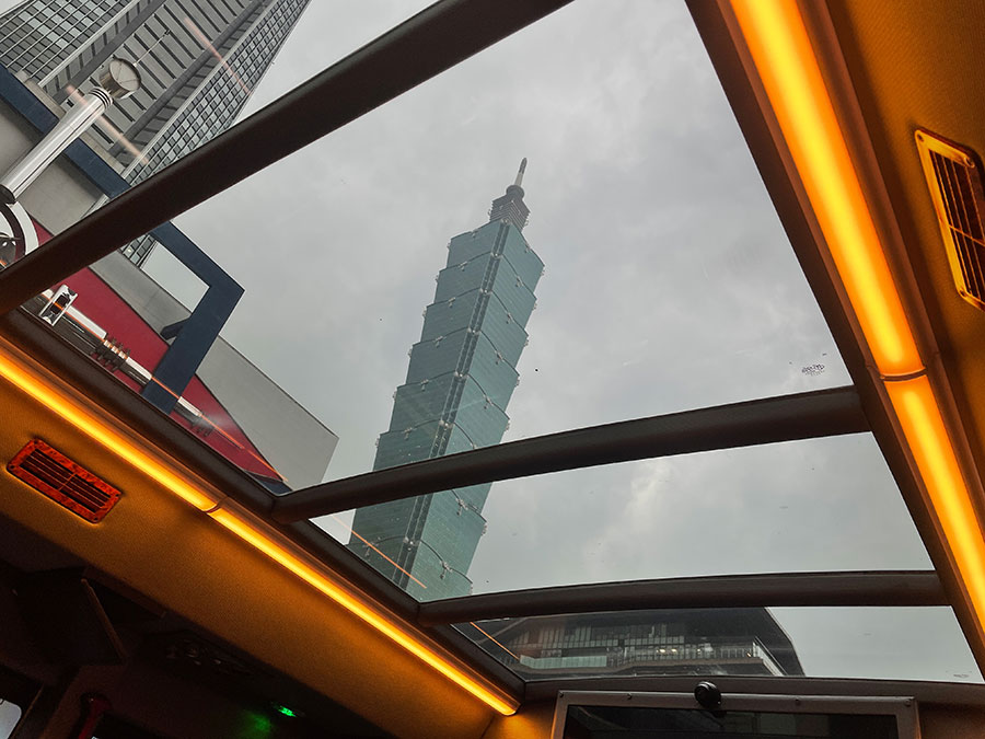 天井の車窓から望む台北の風景。
