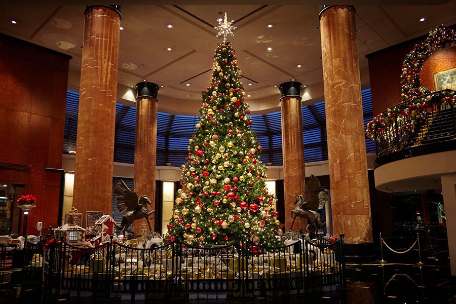 クリスマスシーズンの館内イメージ。1階ロビーにクラシカルなクリスマスツリーを中心とするデコレーションが施される。