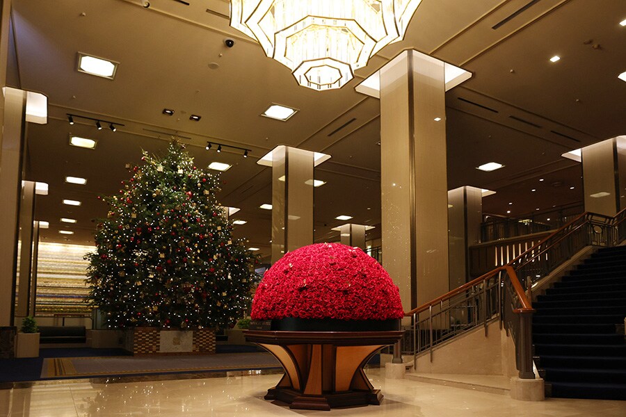 【帝国ホテル 東京】 ホリデーシーズンの訪れを祝う ロビーに飾られた約千本のバラ装花 | ホテルのクリスマスツリー | 写真 | 3枚目