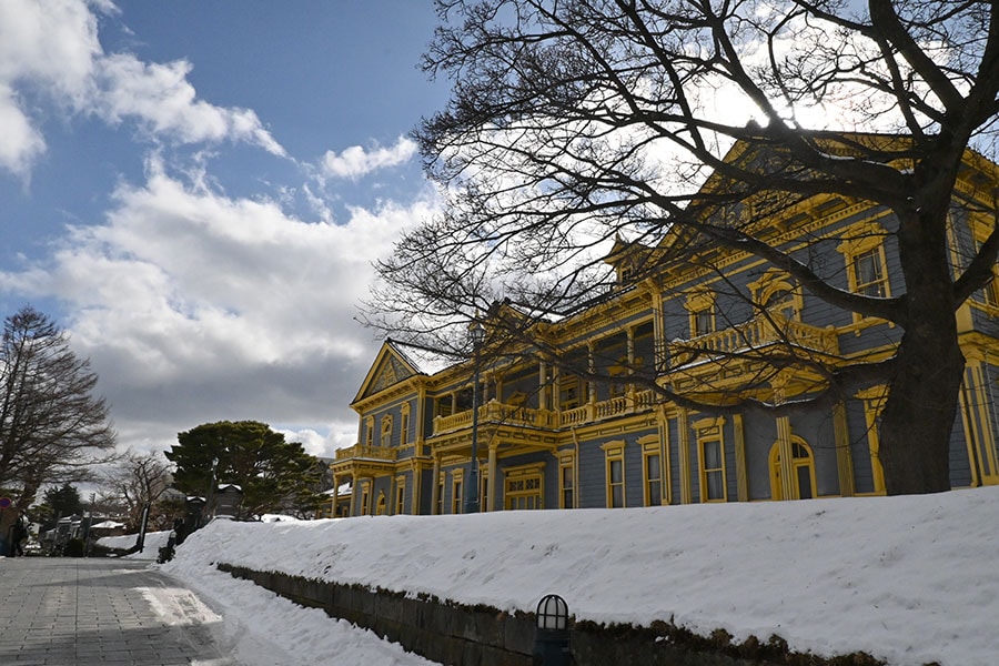 西洋式切妻破風の装飾と斬新な色使いが雪景色に映える旧函館区公会堂。