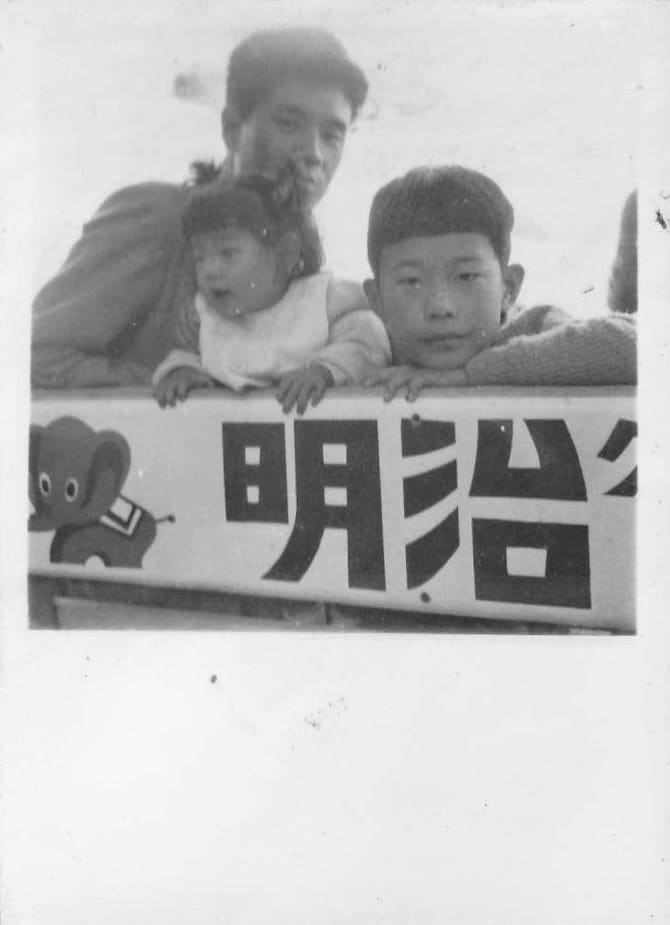 妹を挟んで、父（左）と松本隆さん（右）。