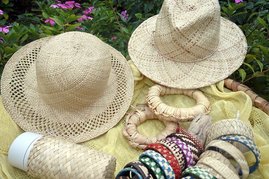 かつては黒糖や泡盛と並ぶ一大産業だったアダン葉帽子。“ボーシクマ”という帽子の編み手が活躍した時代がありました。