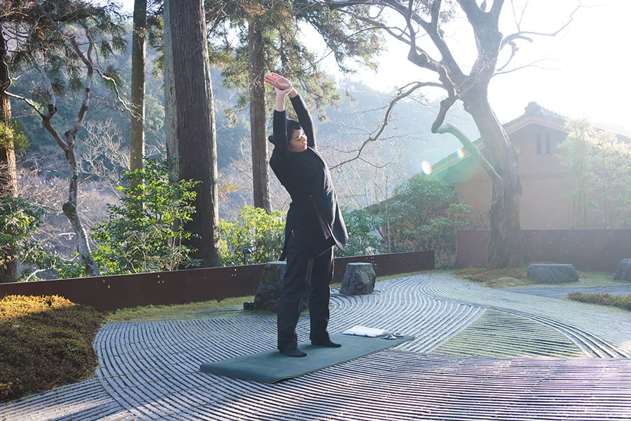 早朝の凛とした空気の中で行うアクティビティ「水辺の深呼吸」。