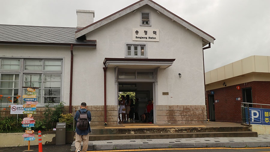 松亭駅停留所には昔の駅舎が残っており、自由に出入りできる。
