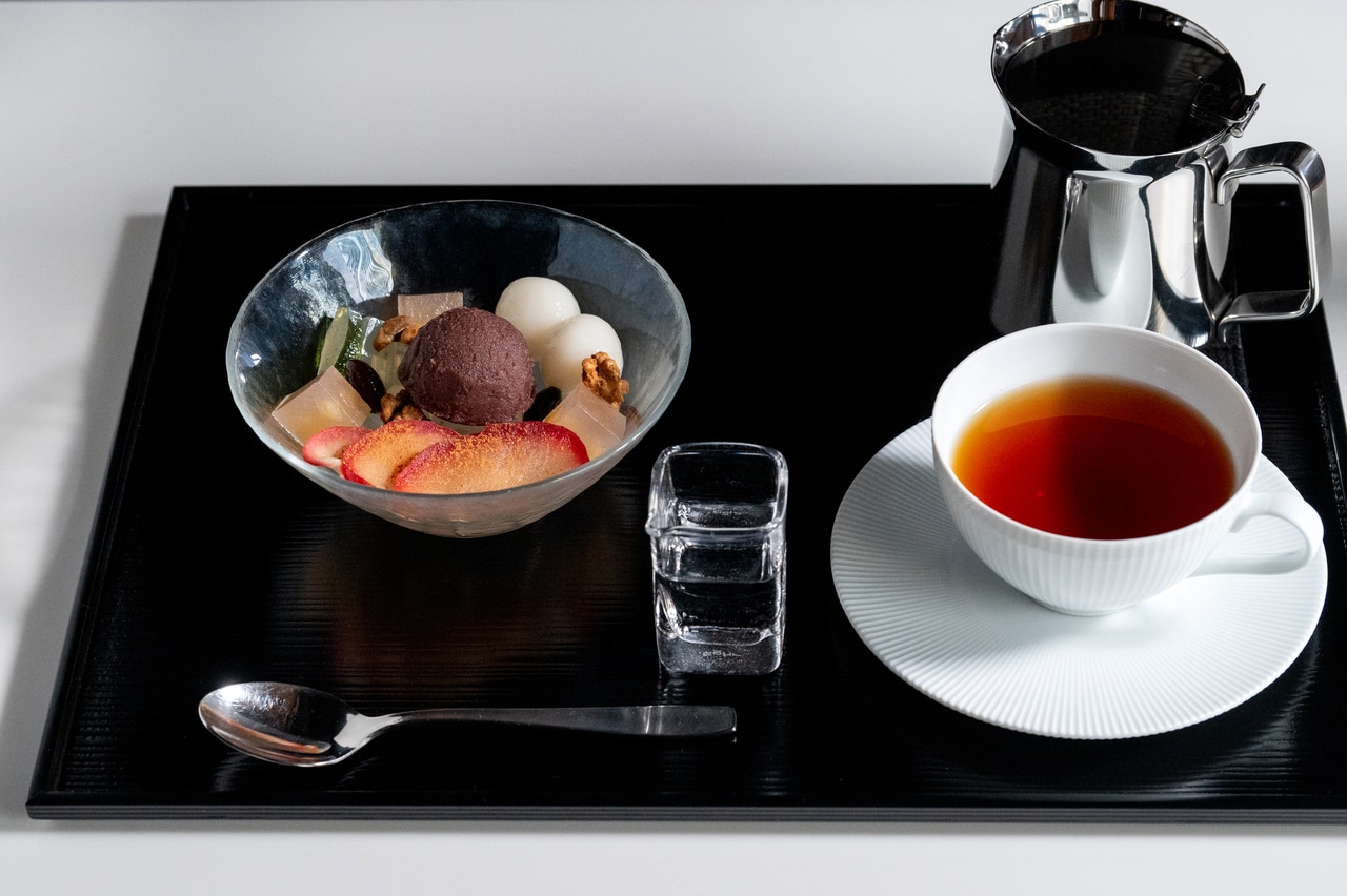 「紅玉りんごあんみつ」単品 2,200円、飲み物付き3,410円。合わせるお茶は紅茶がおすすめ。11月下旬まで。