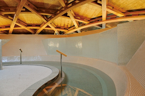 【SHONAI HOTEL SUIDEN TERRASSE】 大浴場は源泉かけ流しの温泉。スパ棟にはジムもあり、宿泊者は無料で利用できる。