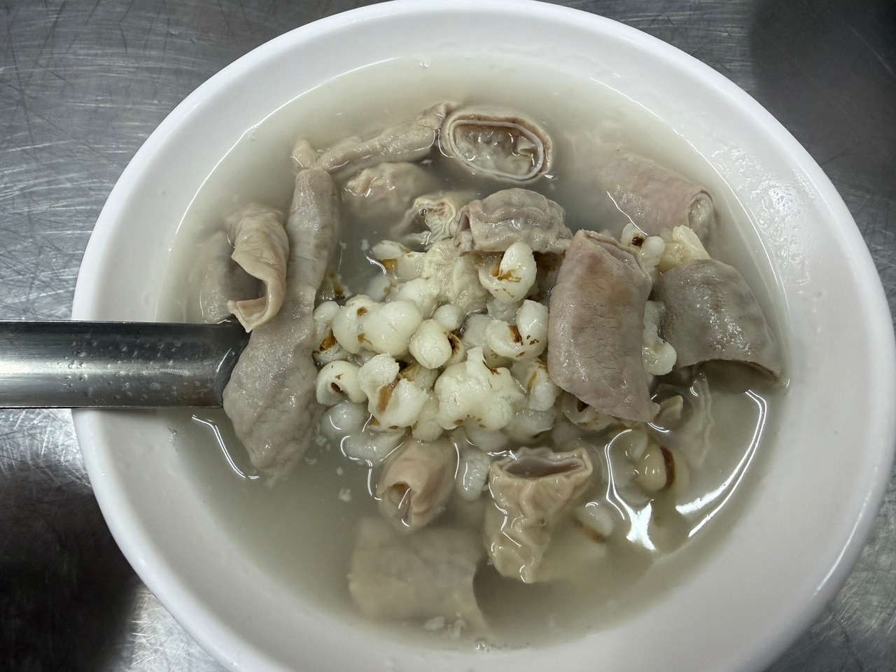 モツは臭みがほとんどなく、柔らかくなるまで煮込まれています。スープにはほんのりと酒の風味が感じられるので、気になる方はほかのスープを選ぶのもおすすめです。