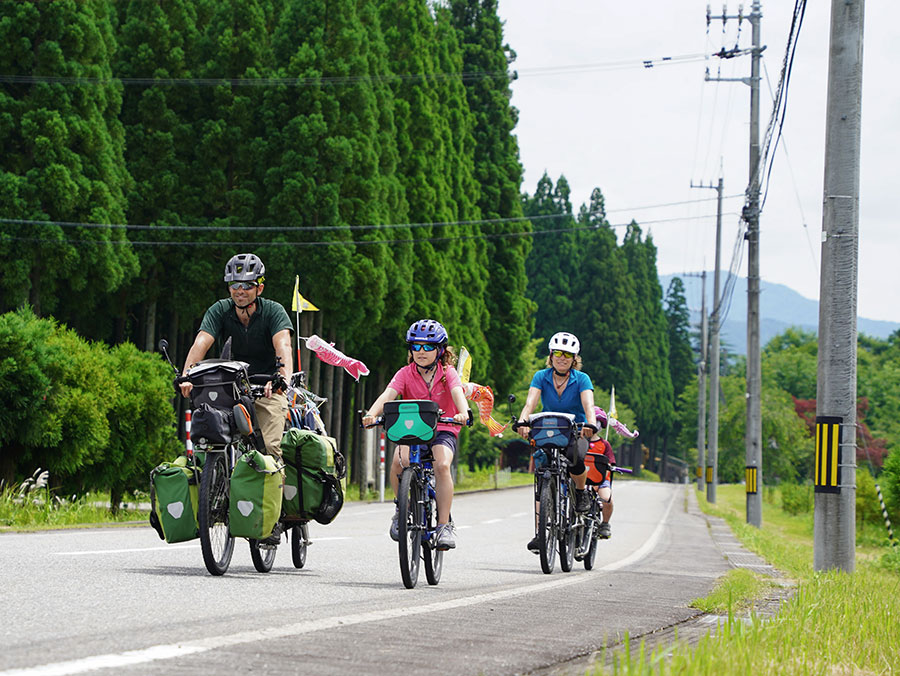 富山県の山道を走る家族。（写真提供＝パッシュファミリー）