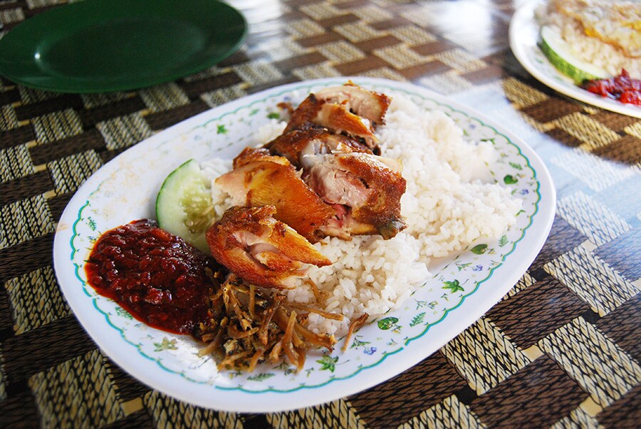 「ナシレマッ／Nasi Lemak」はマレーシアの国民食。ココナッツミルクで炊いたご飯に、辛みペーストのサンバルを混ぜながら食べる。