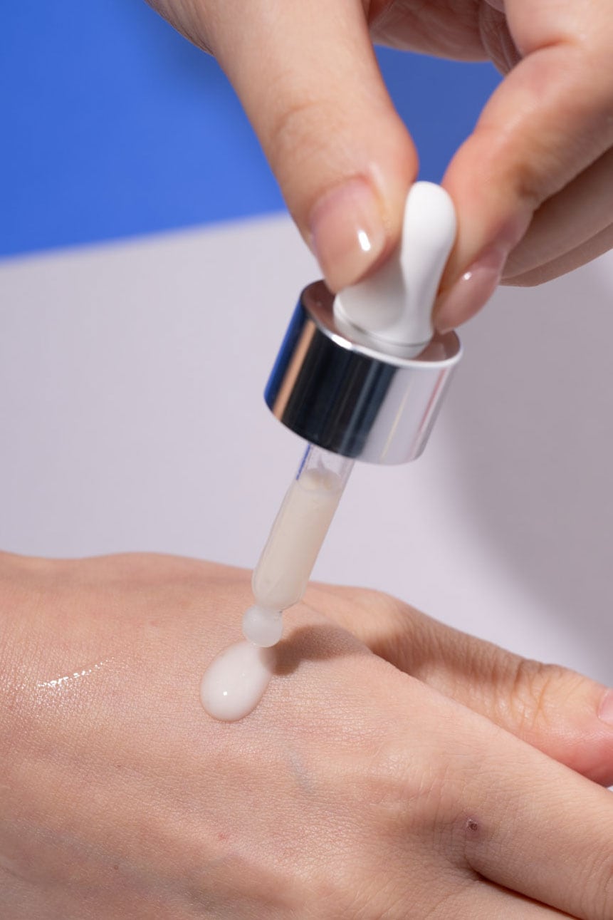 肌なじみのいい乳白色のミルキー テクスチャー。