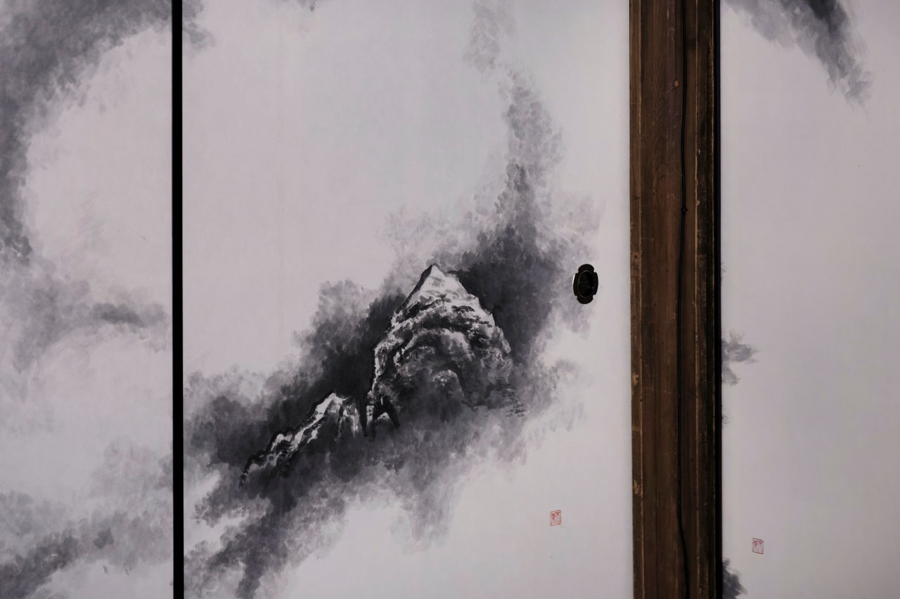龍が見つめる先には、龍安寺の石庭にある石が描きこまれている。