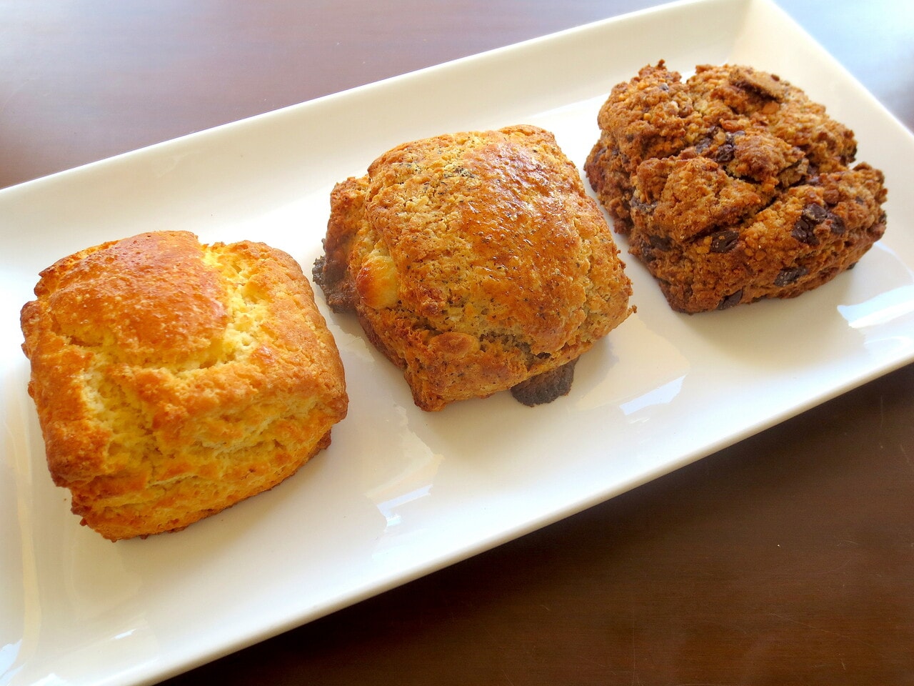 スコーンは、大きい1個丸ごとでも食べやすい。プレーンの他は気まぐれで。左より、プレーン350円、「紅茶×ホワイトチョコ」360円、「コーヒー×プラリネ」380円。