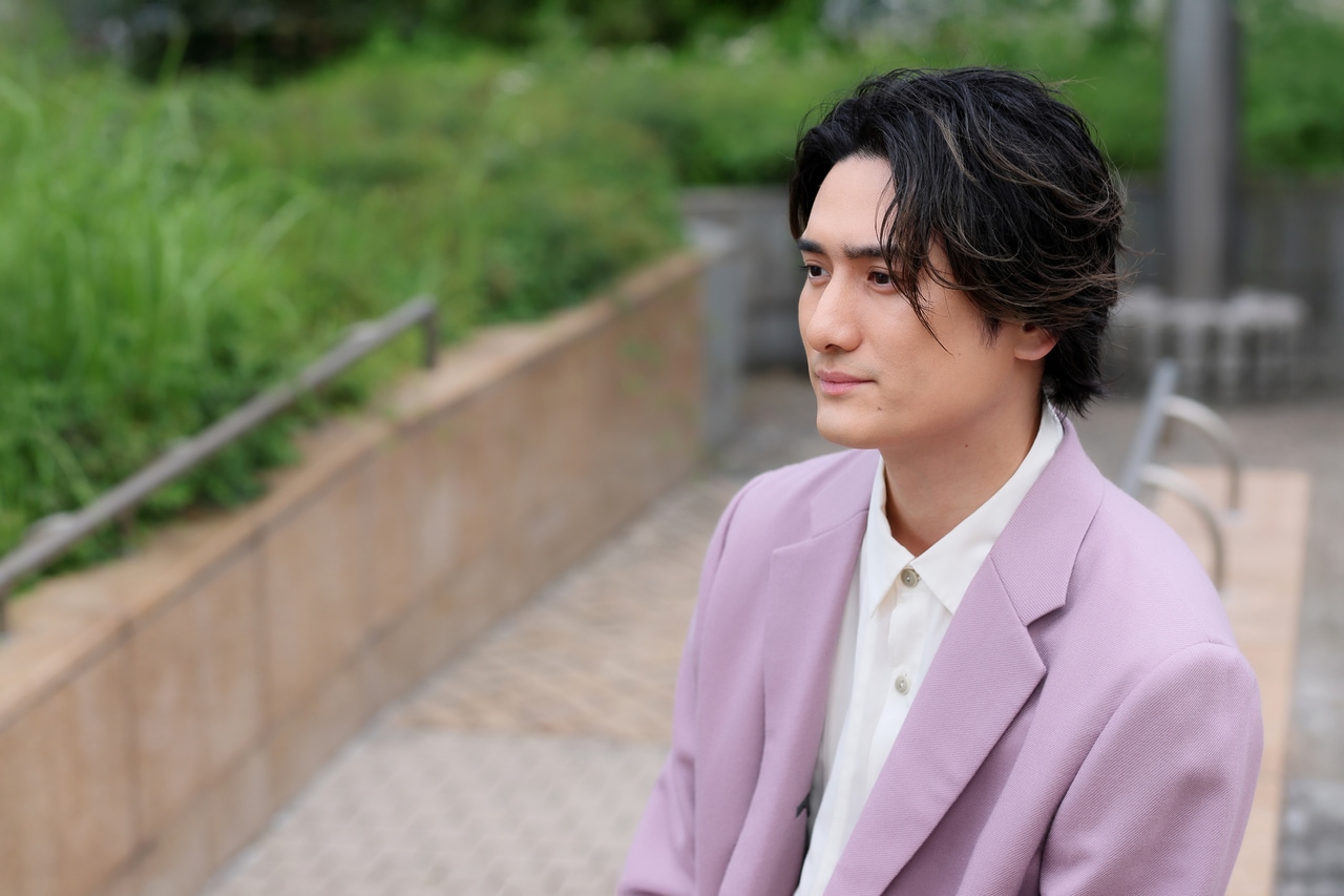 撮影中、ポーズや表情を次々変えてくださる隼人さん。