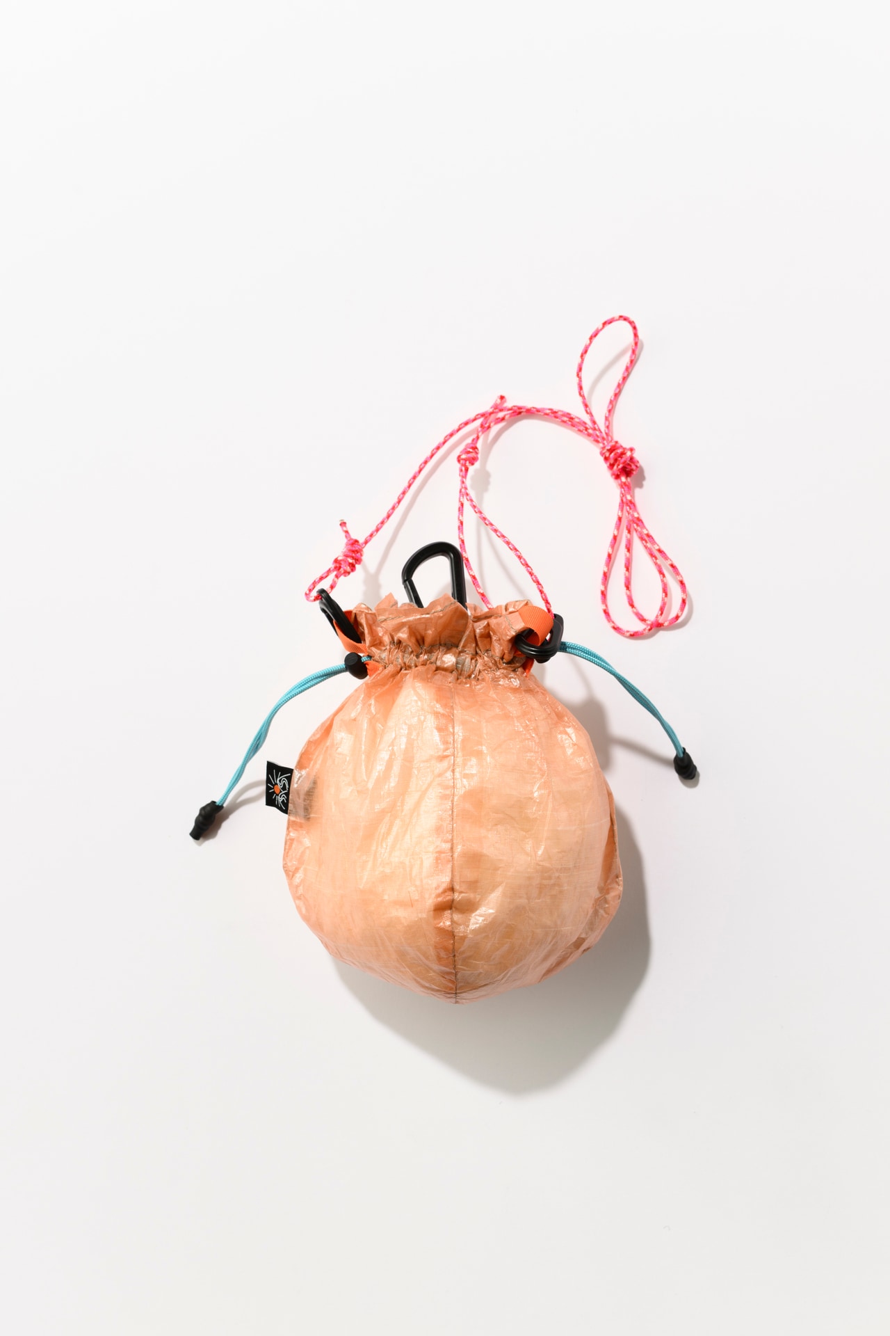 sasurafu（サスラフ）“ Kibi Porch”／ポーチ 4,950円、ストラップ 660円。