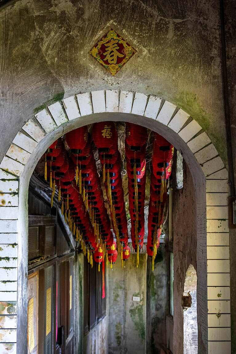 100年ほど前に建てられた祠はどこか愛らしい。小さなお供え物をする人も。