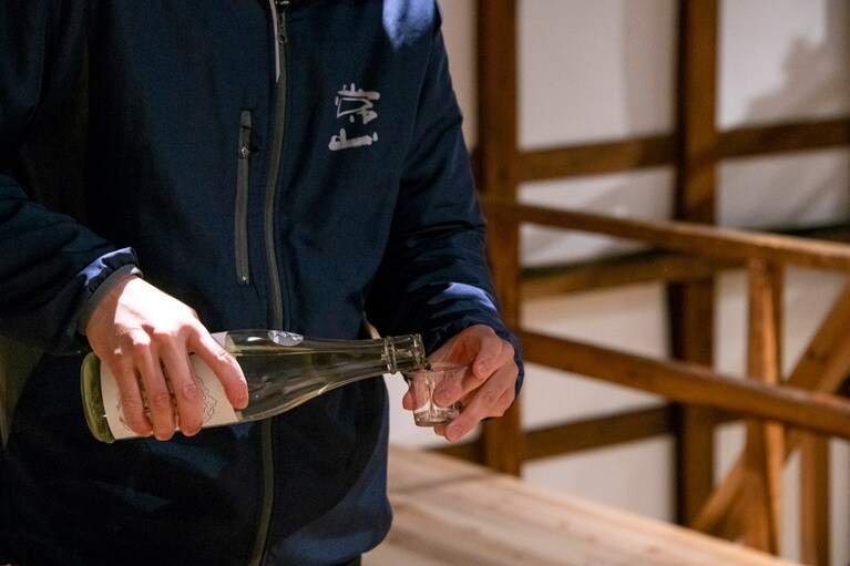 コップに注がれる美しい液体に、思わず生唾ゴクリ……。