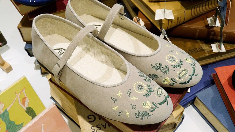 細部までこだわりが感じられる刺繍靴。ジーンズにもスカートにもぴったりと合います。