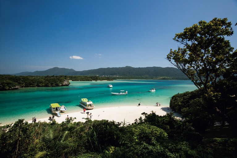 光の加減によって海の色が七色に変わるという川平湾は、石垣島の人気スポット。