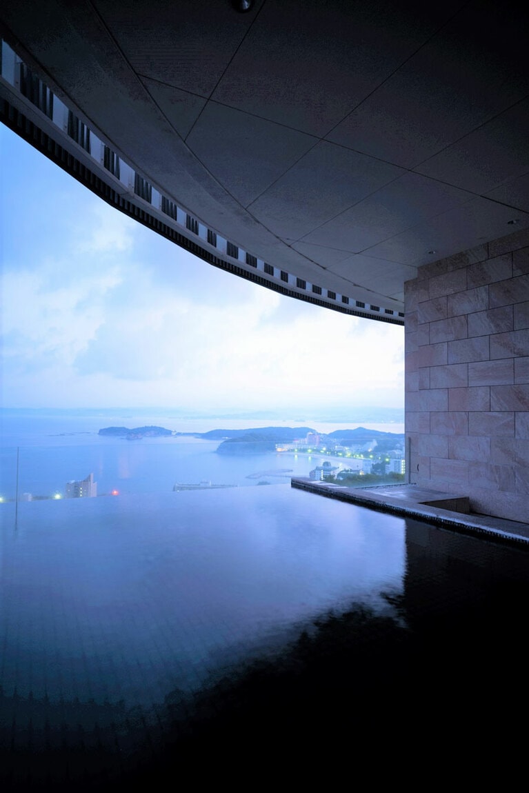 素晴らしい眺望の露天風呂「空」。