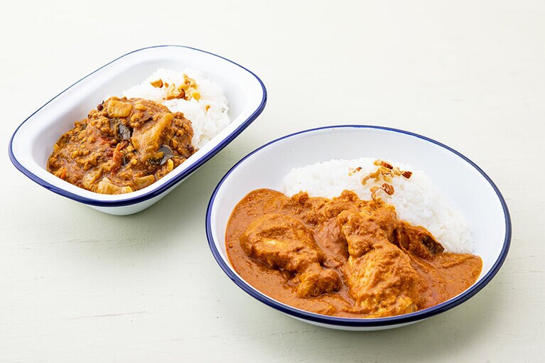 じんわり沁みる味わい。左から：吟醸豚の粗挽きキーマカレー、長期成熟鶏のチキンカレー。