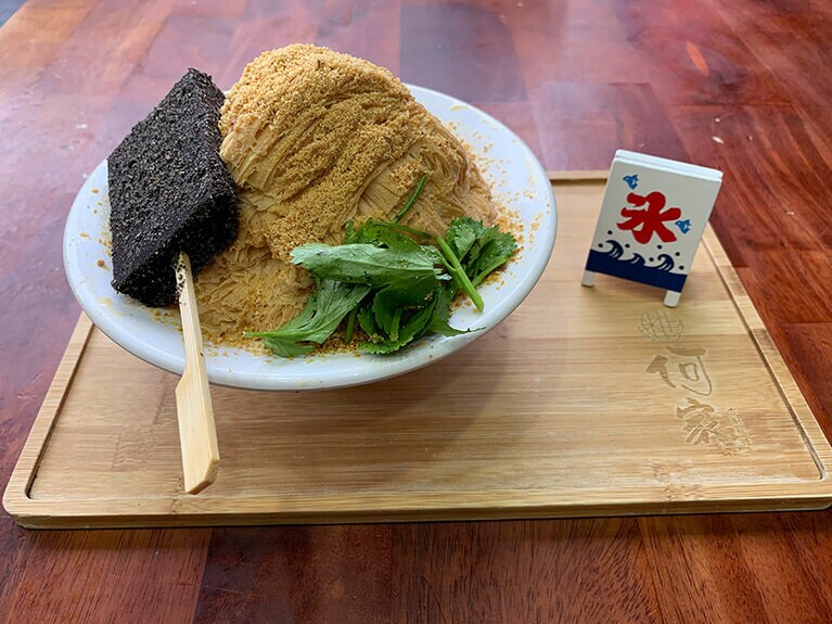 見た目のインパクトも強烈な「豬血糕花生雪花冰」160元。