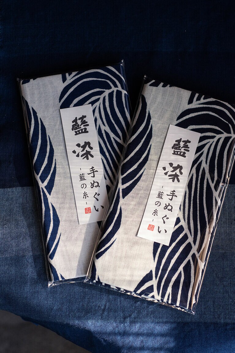 “藍染てぬぐい” 各2,420円。