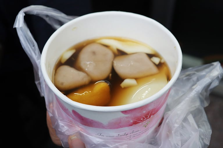 もちもち食感のタロイモ団子をトッピング。50元。冷え切った体に沁みる。