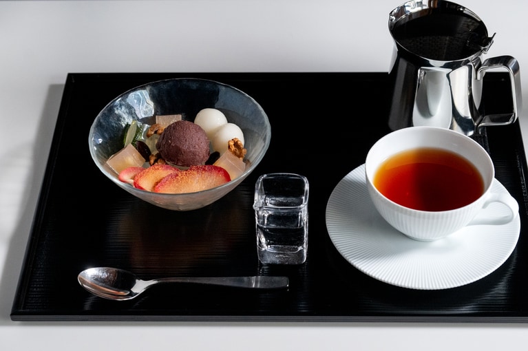 「紅玉りんごあんみつ」単品 2,200円、飲み物付き3,410円。合わせるお茶は紅茶がおすすめ。11月下旬まで。