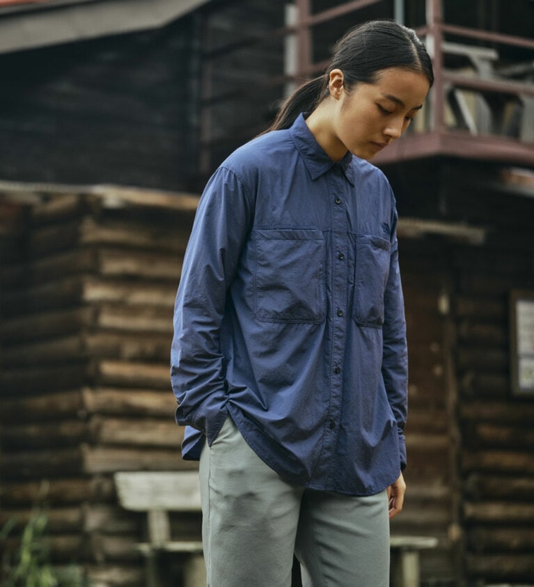 L/S Clad Shirt 18,700円。シャンブレー素材を使用したロングスリーブシャツ。UVケア（紫外線カット率85％以上）、ベンチレーション、速乾性、防臭性など、アウトドアで快適に着用できるさまざまな機能を盛り込んでいる。シンプルなデザインで、普段使いも。