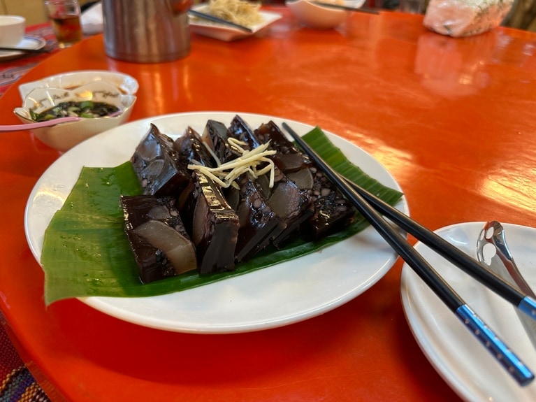 台湾原住民料理「樹豆牛皮凍」。