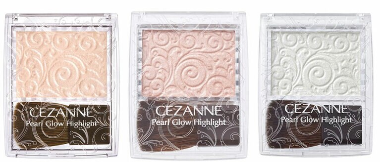 既存の3色。左から、不動の人気No.1の01シャンパンベージュは、「ツヤツヤ肌が簡単に出来る！」と感激する声多数。02ロゼベージュはほんのり赤みがあり、より肌になじみやすい。03オーロラミントはクールな輝き。「ブルベのためのハイライト」とブルーベース層から強力な支持が。パールグロウハイライト 各660円。