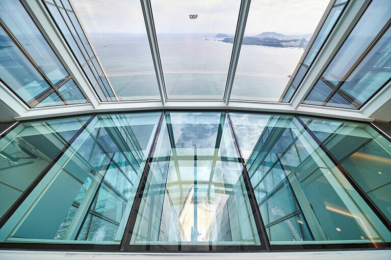 強化ガラスの『ショッキング・ブリッジ』に立つと、足がすくむ高さにひやり。写真提供：BUSAN X the SKY