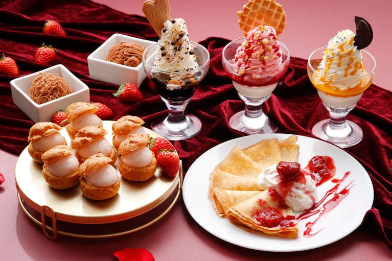 「シェフズスペシャルパフェ」ほか、カスタマイズコーナーのメニュー例。「焼きたてクレープ」は、生クリーム、5種のトッピングと5種のソースで自分好みのスイーツがいただける。