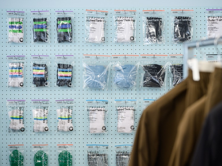 コンビニで購入する衣類といえば「黒」というイメージから脱却し、さまざまなカラーを取り入れた商品が多数。