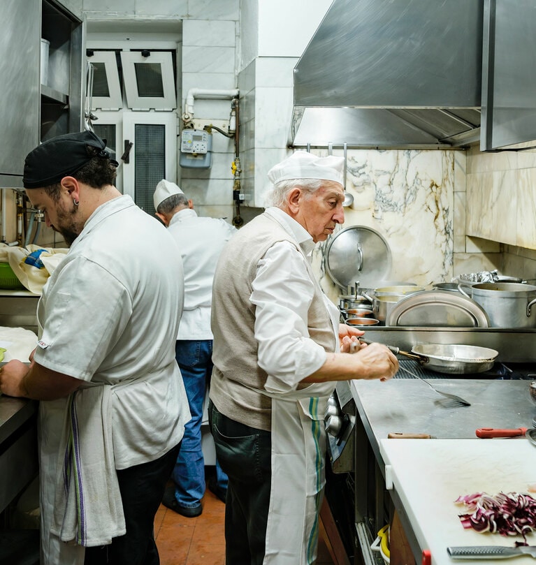 小さな厨房には現在88歳のアルトゥーロとその腕を引き継ぐために修業をする料理人たちが。