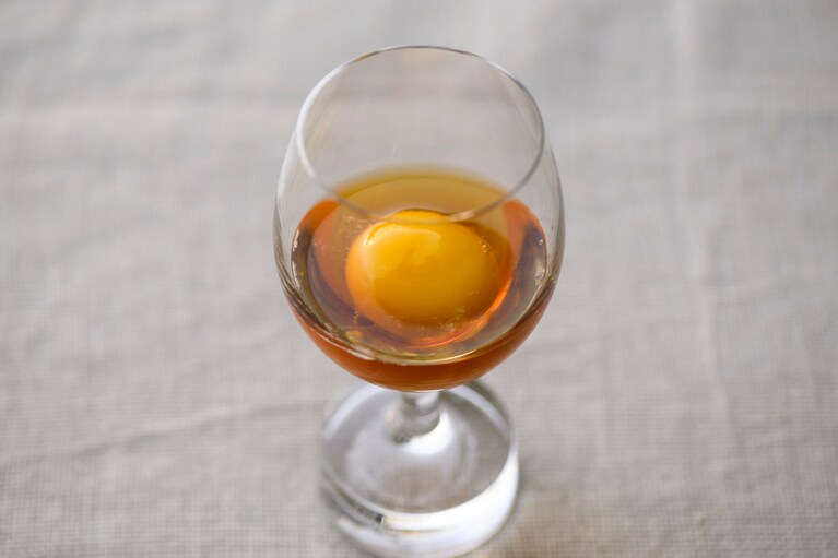 口径が小さめのグラスなどを使うと卵がまんべんなく浸かる。黄身の色を生かしたいときは薄口醬油で。