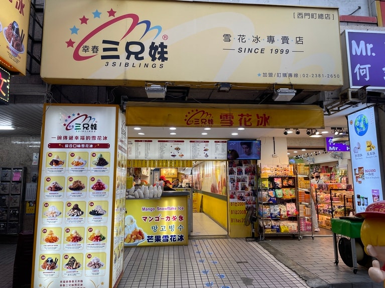 柱そのものがメニューになっているという、ユニークな店内デザイン。もちろん、注文カウンターにもメニューがあるのでご安心を。