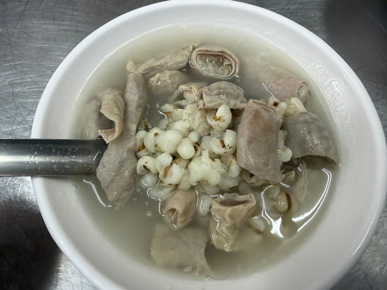 モツは臭みがほとんどなく、柔らかくなるまで煮込まれています。スープにはほんのりと酒の風味が感じられるので、気になる方はほかのスープを選ぶのもおすすめです。