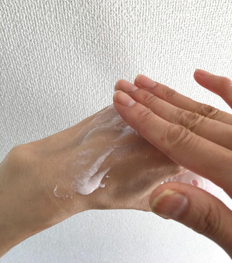 手で伸ばして軽くマッサージする。