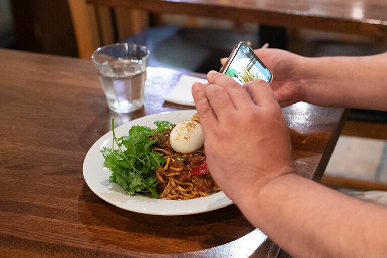 セルフ箸上げもお手のもの。