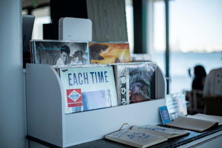 ラックに並ぶレコードをパラパラと見る感覚も懐かしい。