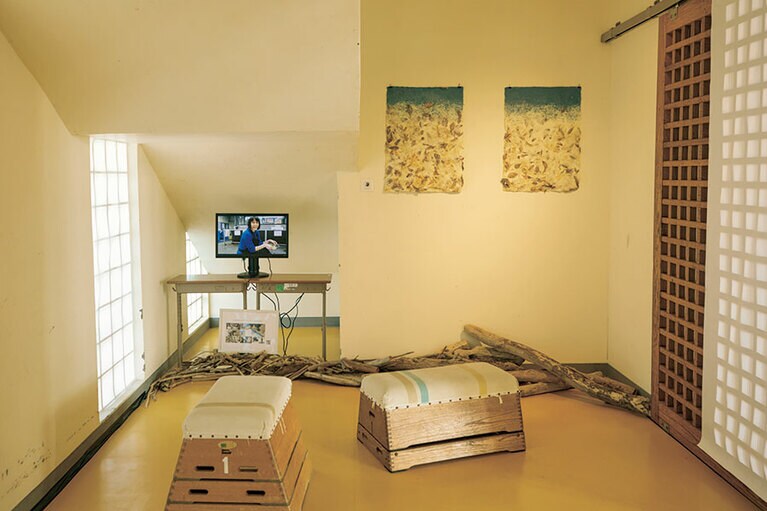 【KAORUKO「Animism inやんばる」】森羅万象すべてのものに精霊が宿っているとする思想「アニミズム」をテーマにした作品。大きな阿波手漉き和紙に描かれた力強い絵は、観る人に強烈なインパクトを与える。