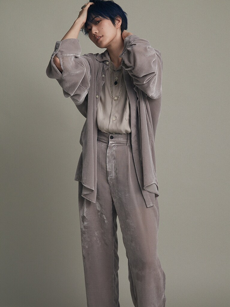 ベルベットシャツ 42,900円、中に着たオープンカラーシャツ 26,400円、ベルベットパンツ 42,900円／シュタイン(エンケル 03-6812-9897)  シルバーイヤーカフ 24,200円／オール ブルース(エドストローム オフィス 03-6427-5901)  チェーンネックレス 44,000円、ストーンネックレス 44,000円／IVXLCDM(IVXLCDM 六本木ヒルズ 03-6455-5965)　シルバーリング 31,900円／ミラ(スタジオ ファブワーク 03-6438-9575)  グルカサンダル 22,000円／ジャランスリウァヤ(ジーエムティー 03-5453-0033)