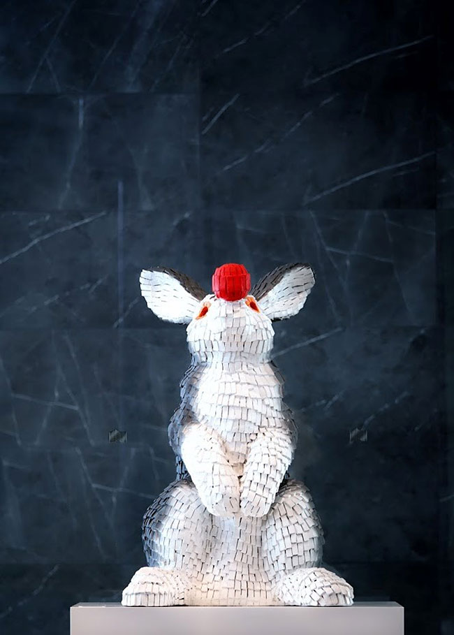 エントランスには巨大ラバーダッグでお馴染み、フロレンティン・ホフマンさんの作品が。