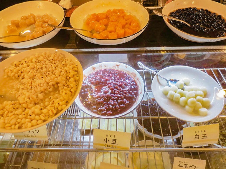 入り口すぐに置かれた豆花のトッピング。タピオカ、白玉、小豆、緑豆、ハトムギ、さつまいも団子、タロイモ団子、ピーナッツ、仙草ゼリーなど。